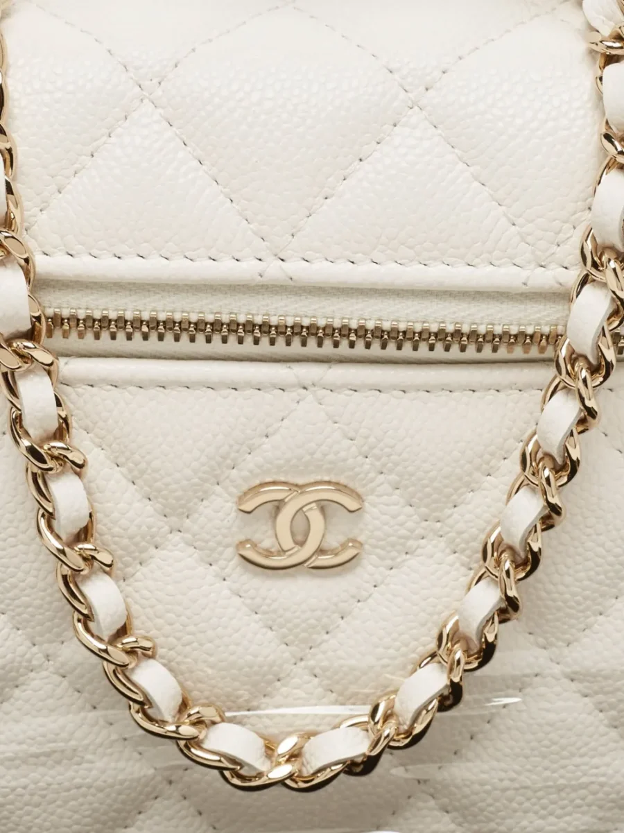 ⁦quilted leather top-handle vanity bag⁩ – תמונה ⁦5⁩