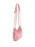 ⁦2021-2025 Small Quilted Velvet Wavy CC Hobo crossbody bag⁩ – תמונה ⁦3⁩