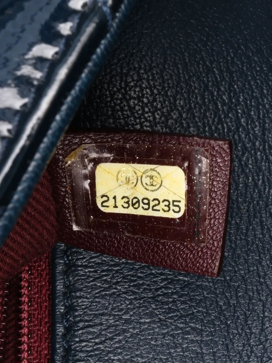 ⁦2015-2016 Paris-Salzburg Medium Patent Goatskin CC Eyelet Flap crossbody bag⁩ – תמונה ⁦7⁩