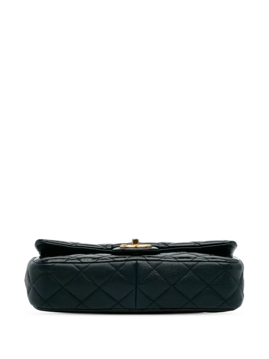 ⁦2015-2016 Paris-Salzburg Medium Patent Goatskin CC Eyelet Flap crossbody bag⁩ – תמונה ⁦4⁩