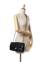 ⁦2015-2016 Paris-Salzburg Medium Patent Goatskin CC Eyelet Flap crossbody bag⁩ – תמונה ⁦2⁩