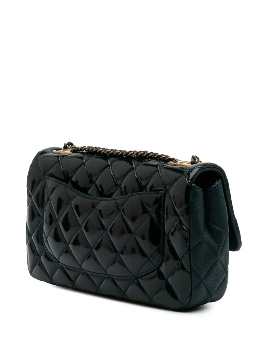 ⁦2015-2016 Paris-Salzburg Medium Patent Goatskin CC Eyelet Flap crossbody bag⁩ – תמונה ⁦3⁩