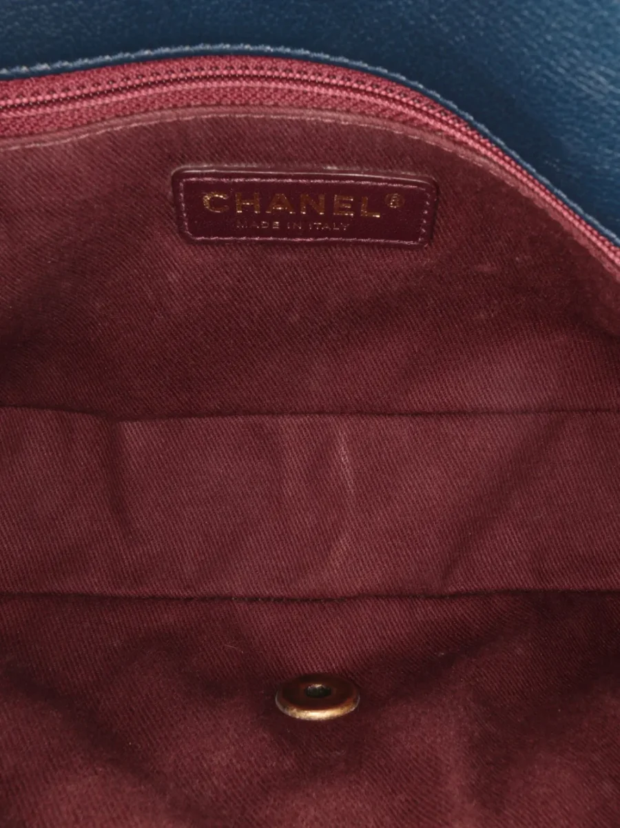 ⁦2015-2016 Paris-Salzburg Medium Patent Goatskin CC Eyelet Flap crossbody bag⁩ – תמונה ⁦5⁩