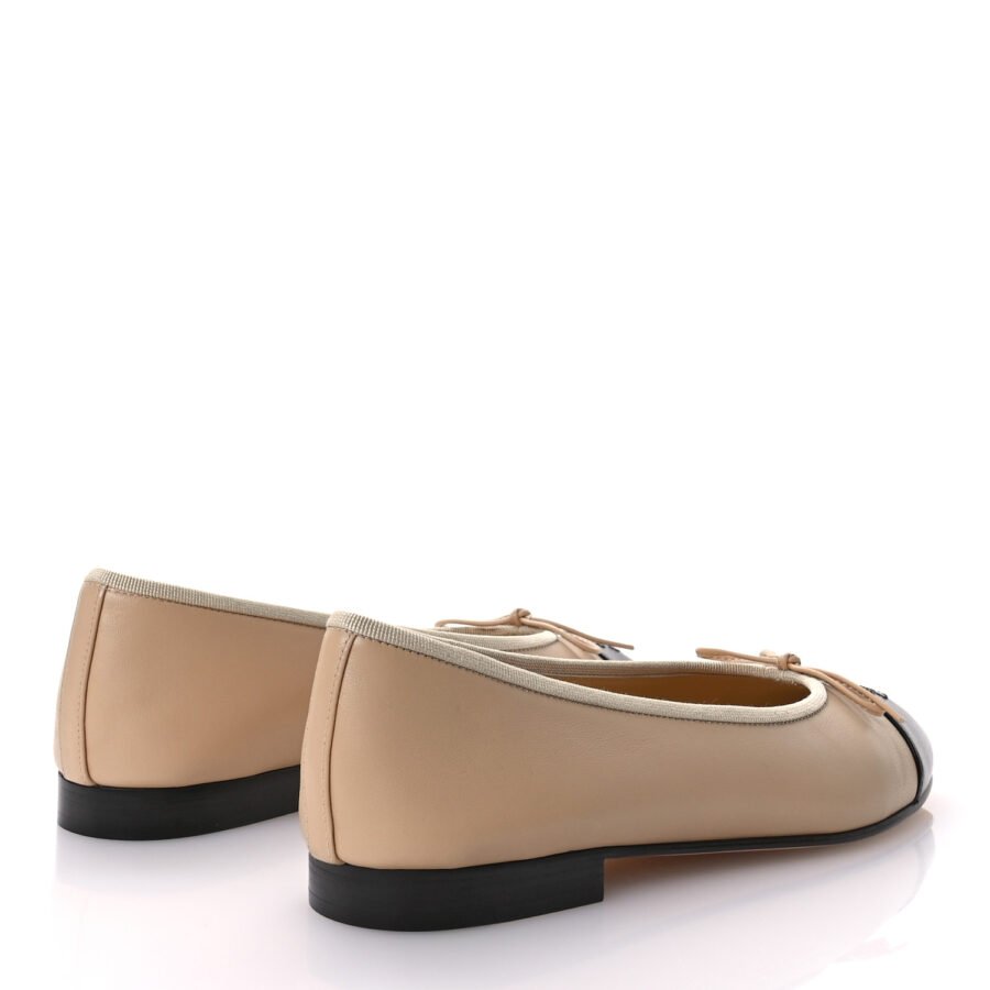 ⁦Chanel Beige Black Ballet Flat⁩ – תמונה ⁦2⁩
