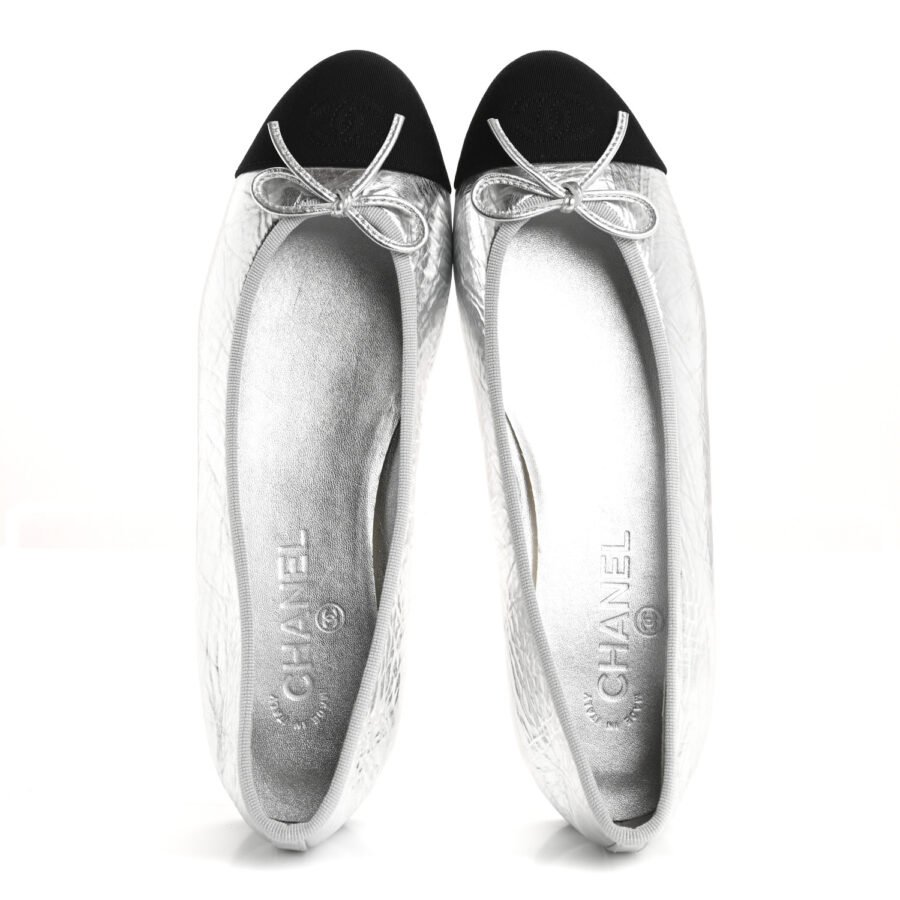 ⁦Chanel Metallic Silver Ballet Flat⁩ – תמונה ⁦2⁩