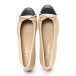 ⁦Chanel Beige Black Ballet Flat⁩ – תמונה ⁦2⁩
