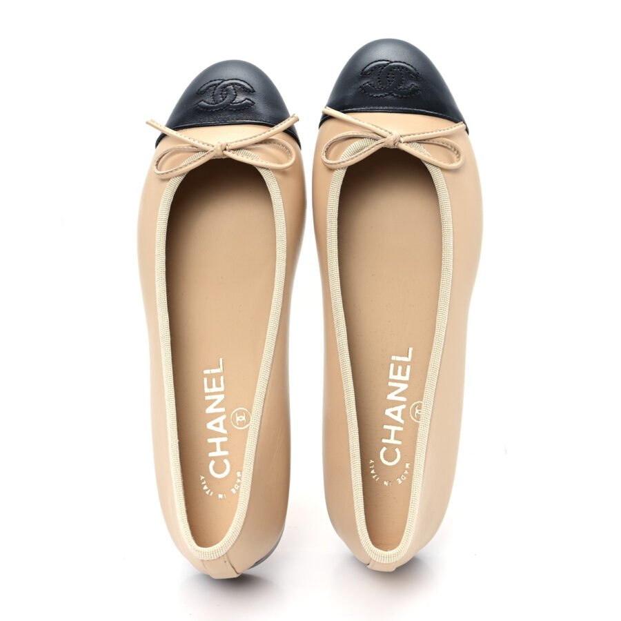⁦Chanel Beige Black Ballet Flat⁩ – תמונה ⁦2⁩