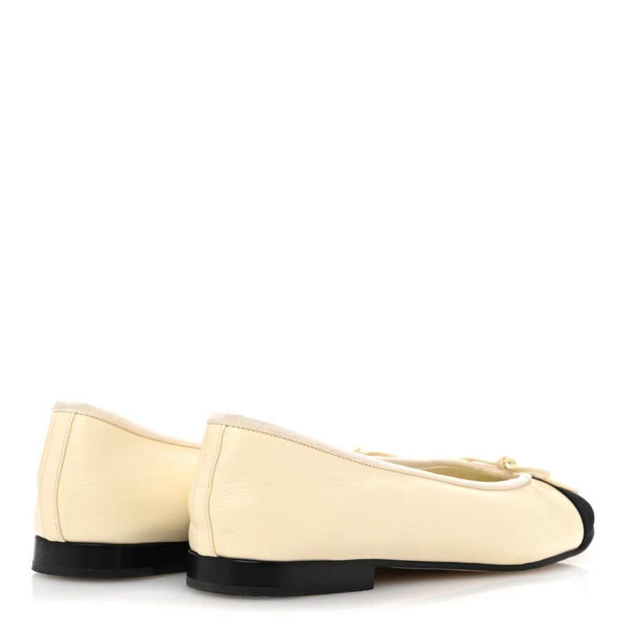 ⁦Chanel Ivory Black Ballet Flat⁩ – תמונה ⁦2⁩