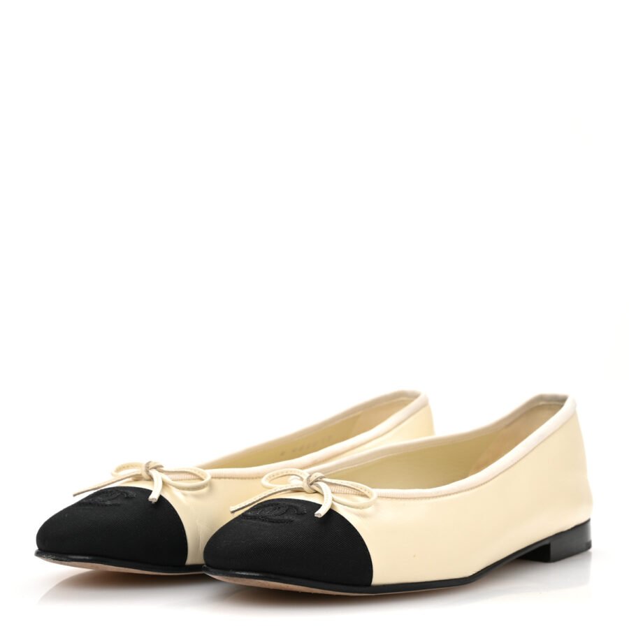 ⁦Chanel Ivory Black Ballet Flat⁩ – תמונה ⁦3⁩