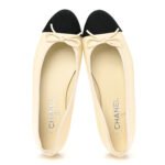 ⁦Chanel Ivory Black Ballet Flat⁩ – תמונה ⁦4⁩