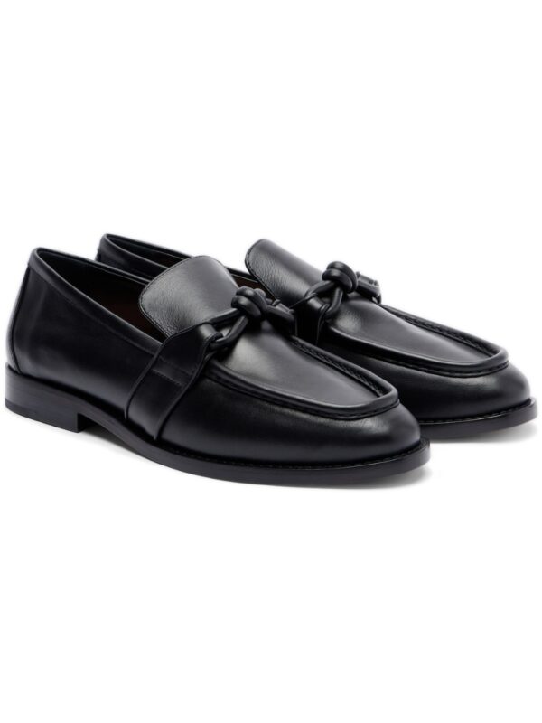 מוקסיני בוטגה ונטה שחורים – Bottega Veneta Astaire Knot Leather Loafers – Black