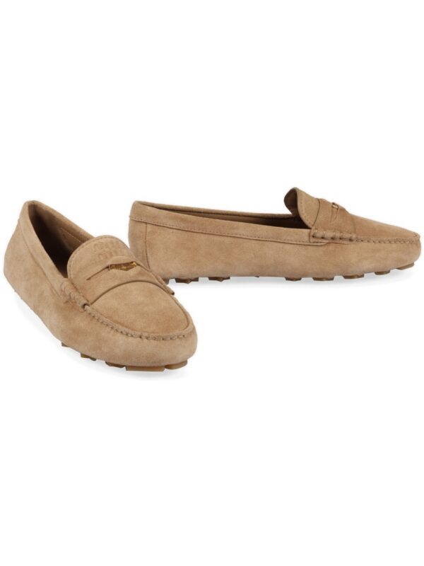 מוקסיני זמש מיו מיו – Miu Miu Logo-Embossed Suede Loafers – Ecru