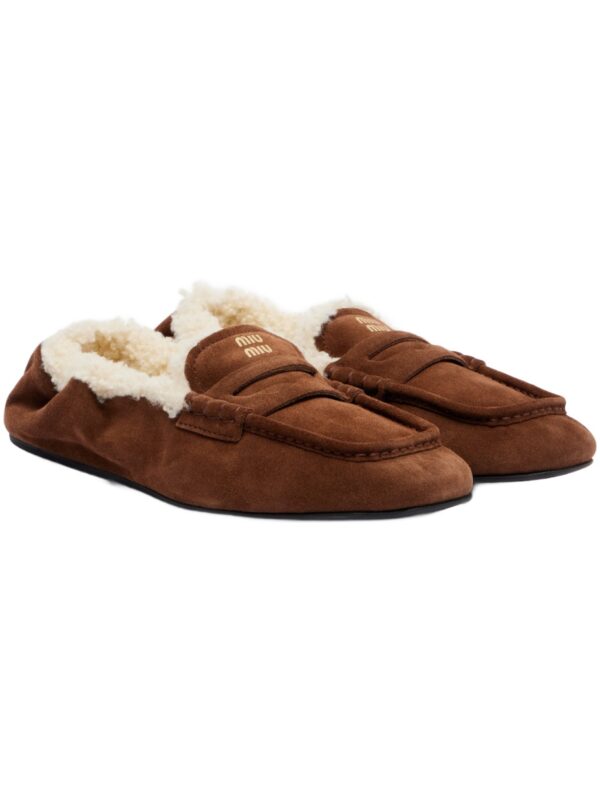 מוקסיני פרווה מיו מיו – Miu Miu Ruches Shearling-Lined Suede Penny Loafers – Brown