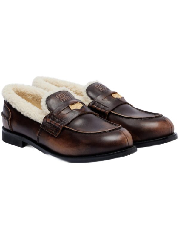 מוקסינים מיו מיו – Miu Miu Shearling-Lined Leather Penny Loafers – Brown