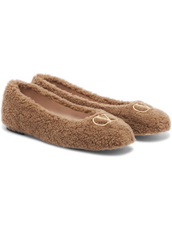 בלרינות ולנטינו – Valentino Garavani VLogo Teddy Ballet Flats – Beige