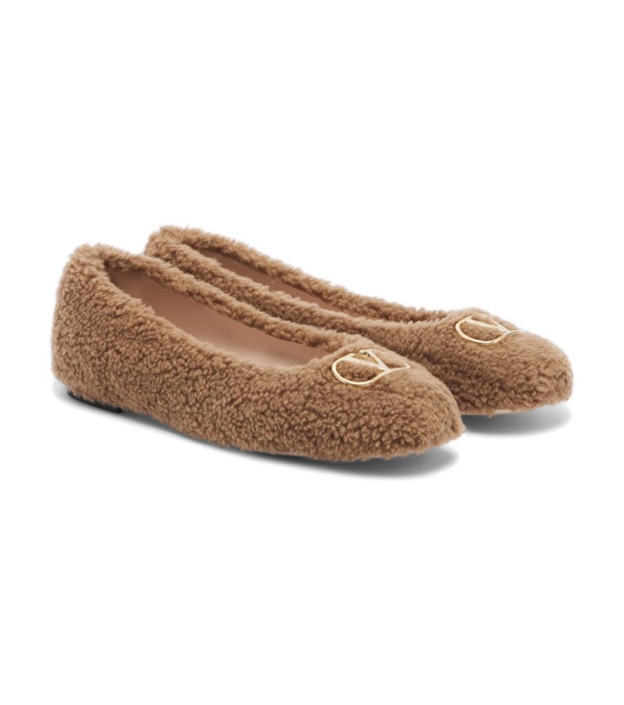 בלרינות ולנטינו – Valentino Garavani VLogo Teddy Ballet Flats – Beige